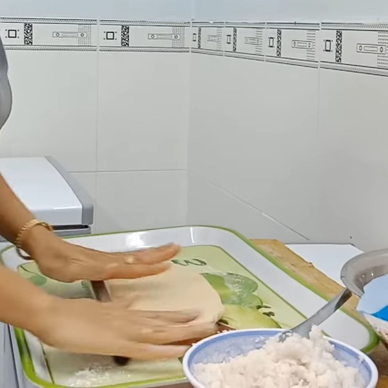 Bước 4 Cán bánh và tạo hình Bánh mì dừa lưới