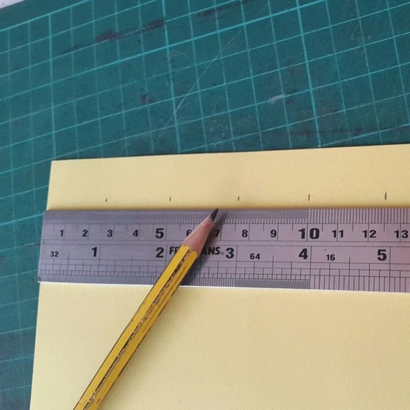 Bước 1 Cắt giấy Cách làm ống hút giấy