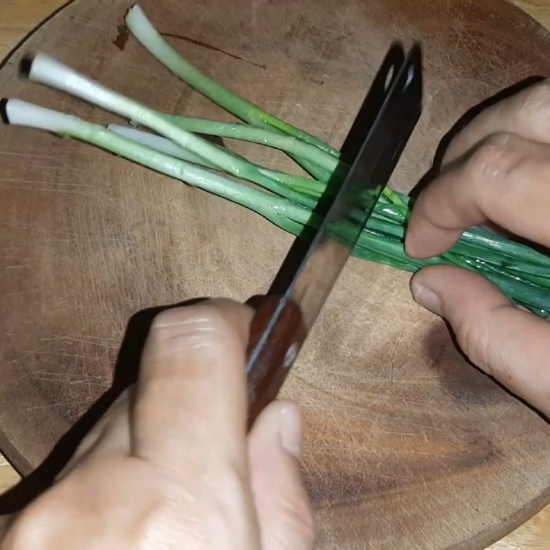 Bước 1 Cắt hành lá Trứng gà kho quẹt
