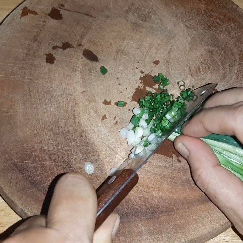 Bước 1 Cắt hành lá Trứng gà kho quẹt