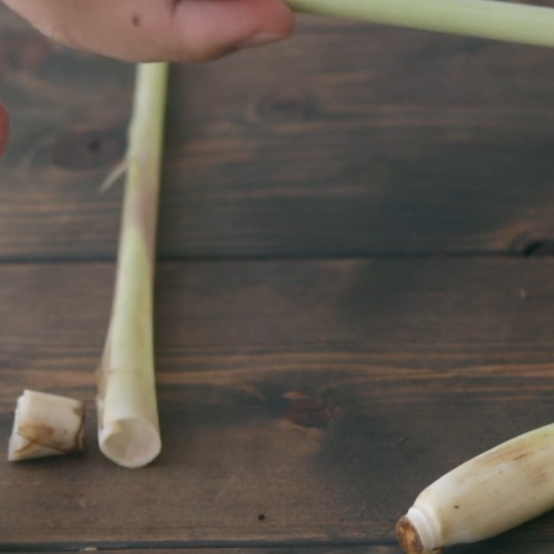 Bước 1 Cắt và tách thân sả Cách làm ống hút từ sả
