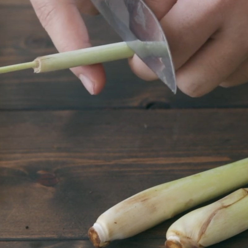 Bước 1 Cắt và tách thân sả Cách làm ống hút từ sả