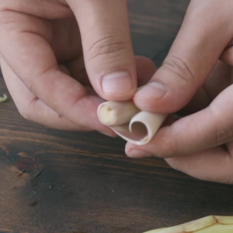 Bước 1 Cắt và tách thân sả Cách làm ống hút từ sả