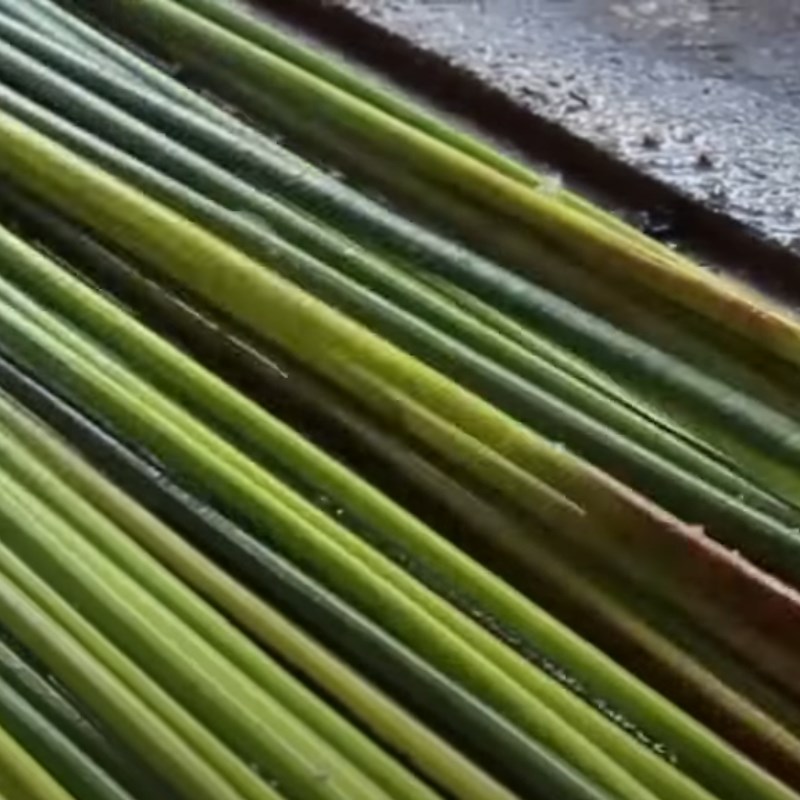 Bước 1 Rửa cỏ bàng lần 1 Cách làm ống hút cỏ bàng