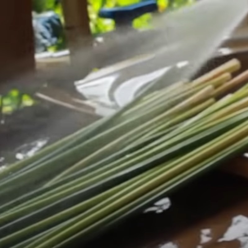 Bước 1 Rửa cỏ bàng lần 1 Cách làm ống hút cỏ bàng