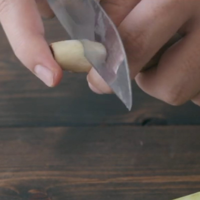 Bước 1 Cắt và tách thân sả Cách làm ống hút từ sả