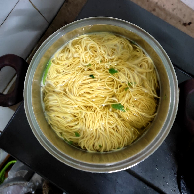 Bước 3 Chần các nguyên liệu Mì trứng xào thịt bò