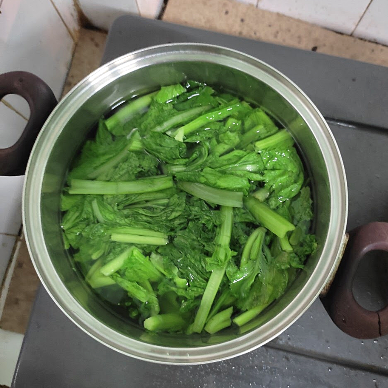 Bước 3 Chần các nguyên liệu Mì trứng xào thịt bò