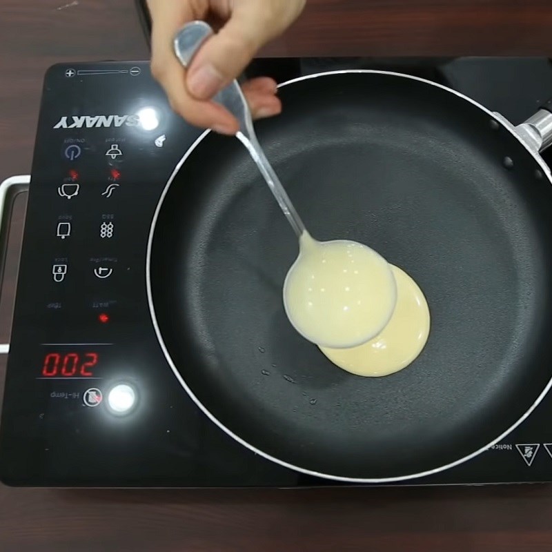 Bước 2 Chiên bánh Bánh pancake bằng chảo chống dính