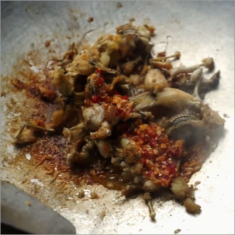 Bước 2 Chiên ếch Ếch chiên tỏi