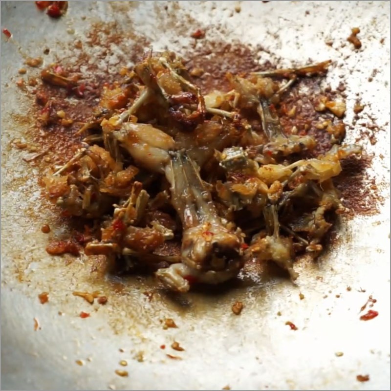 Bước 2 Chiên ếch Ếch chiên tỏi