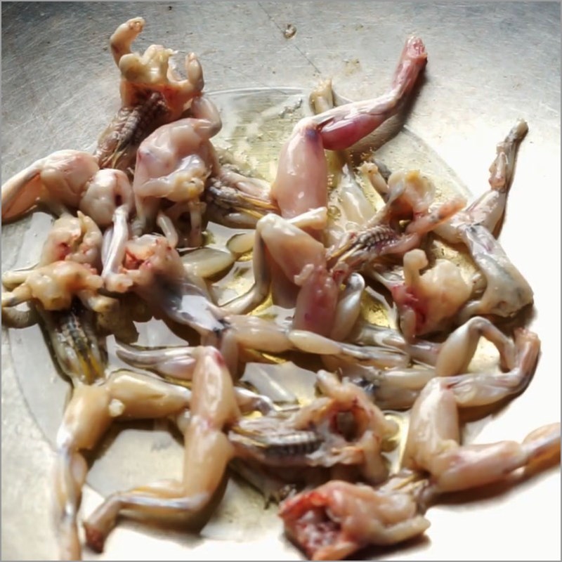 Bước 2 Chiên ếch Ếch chiên tỏi