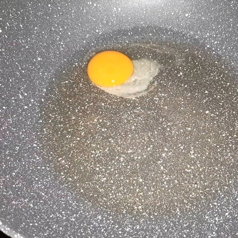 Bước 3 Chiên trứng Trứng gà kho quẹt