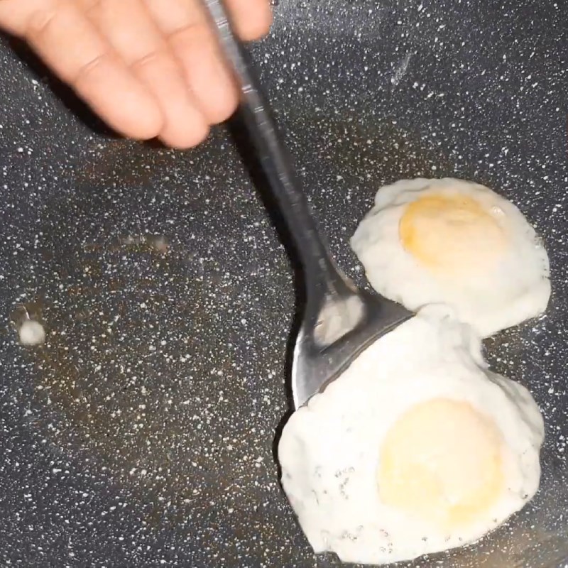 Bước 3 Chiên trứng Trứng gà kho quẹt