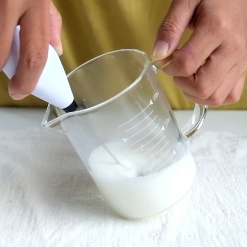 Bước 2 Đánh bọt sữa Ca cao sữa đá