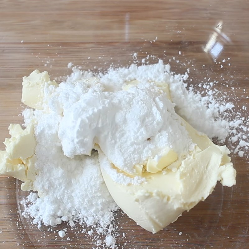 Bước 1 Đánh kem phô mai Người tuyết kể từ dâu tây và kem tươi