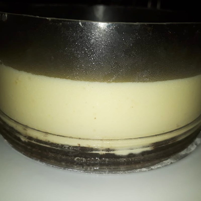 Bước 4 Đổ khuôn bánh Bánh cheesecake chanh dây phô mai