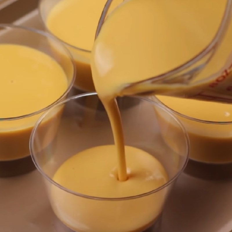 Bước 3 Đổ khuôn thạch flan Thạch flan caramel