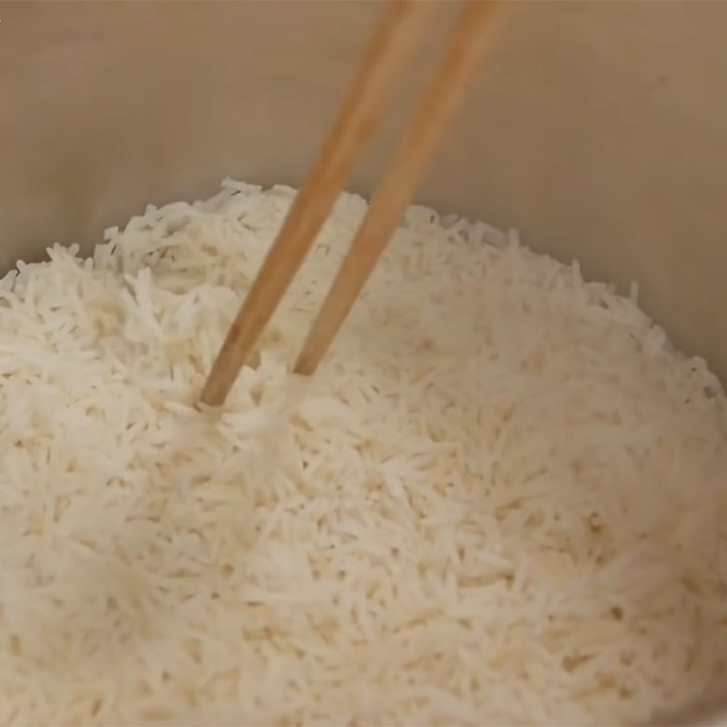 Bước 2 Đong nước và nấu cơm Nấu cơm bằng nồi áp suất