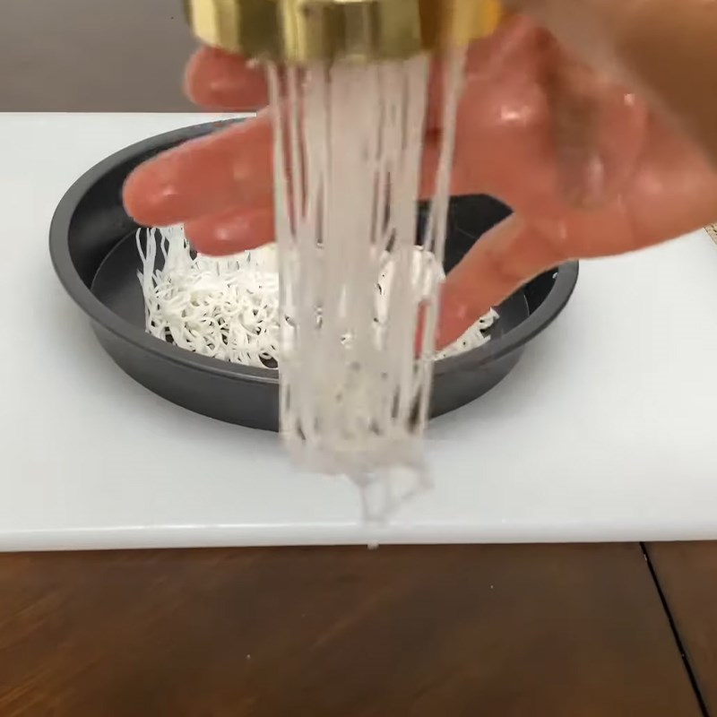 Bước 8 Ép bột bánh hỏi Bánh hỏi truyền thống