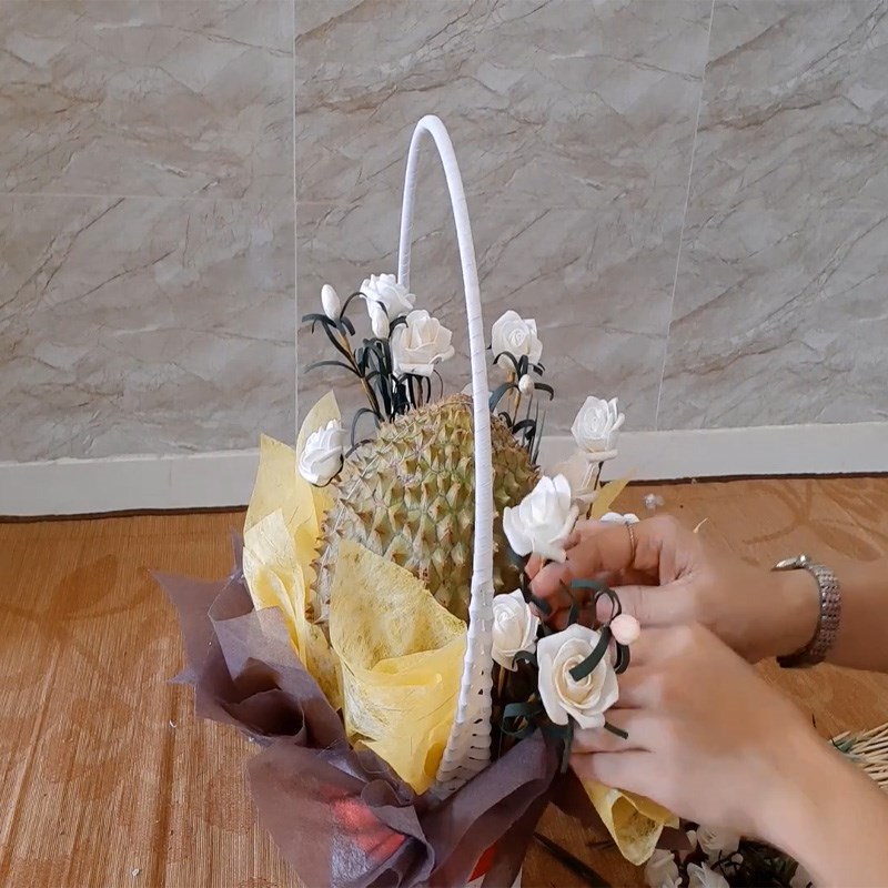 Bước 3 Trang trí thêm hoa, nơ Làm giỏ hoa sầu riêng