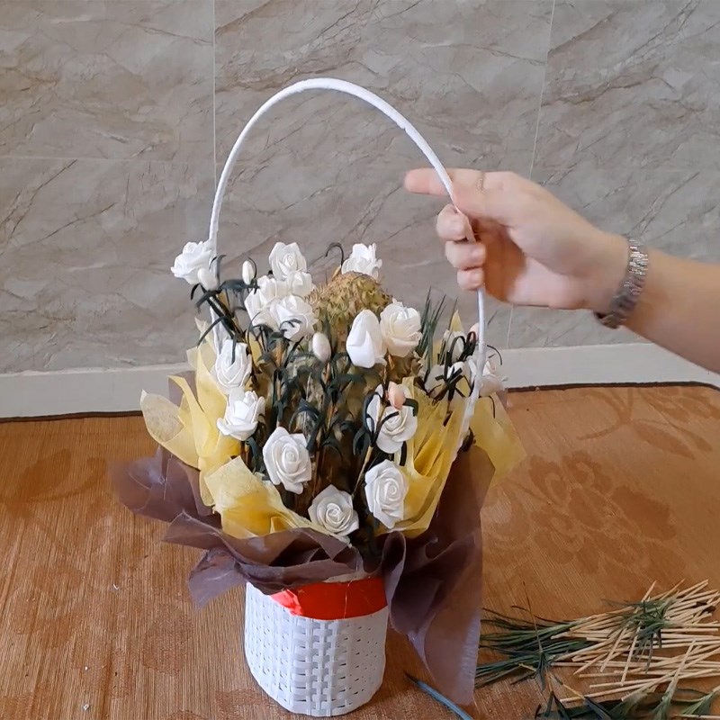 Bước 3 Trang trí thêm hoa, nơ Làm giỏ hoa sầu riêng