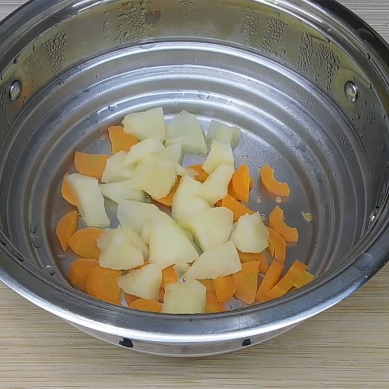 Bước 2 Hấp chín táo và cà rốt Sinh tố bơ táo cà rốt
