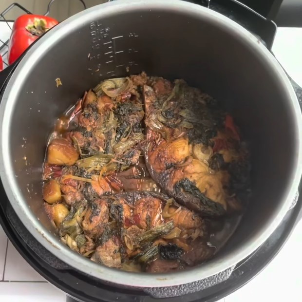 Bước 4 Kho cá Cá trắm kho dưa bằng nồi áp suất điện