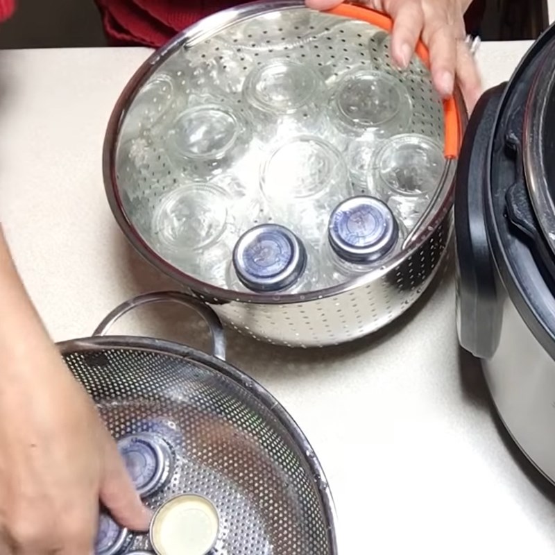 Bước 1 Khử trùng dụng cụ Sữa chua Hy Lạp bằng nồi áp suất điện