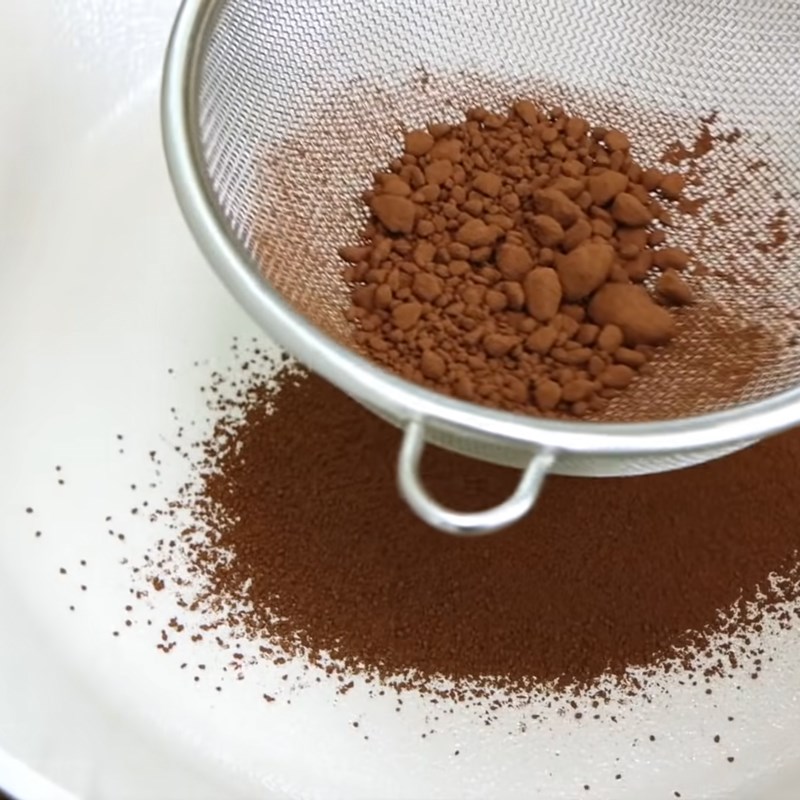 Bước 1 Khuấy tan bột cacao Kem socola phủ socola vỏ giòn