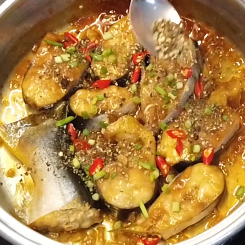 Bước 3 Làm cá tra kho tiêu Cá tra kho tiêu