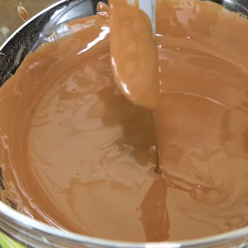 Bước 4 Làm lớp phủ socola Kem socola phủ socola vỏ giòn