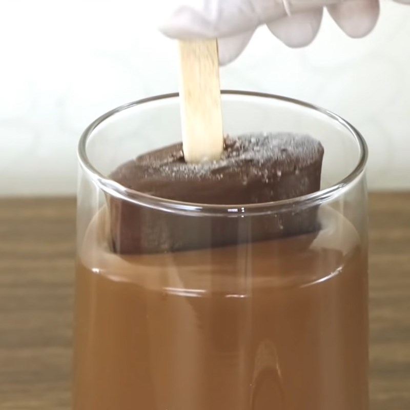 Bước 4 Làm lớp phủ socola Kem socola phủ socola vỏ giòn