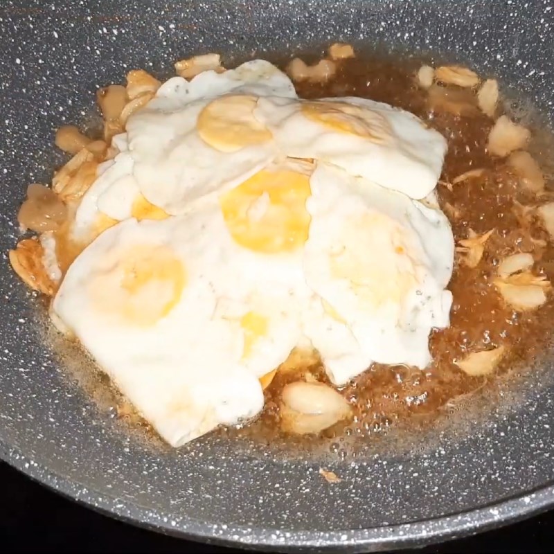 Bước 4 Làm trứng gà kho quẹt Trứng gà kho quẹt