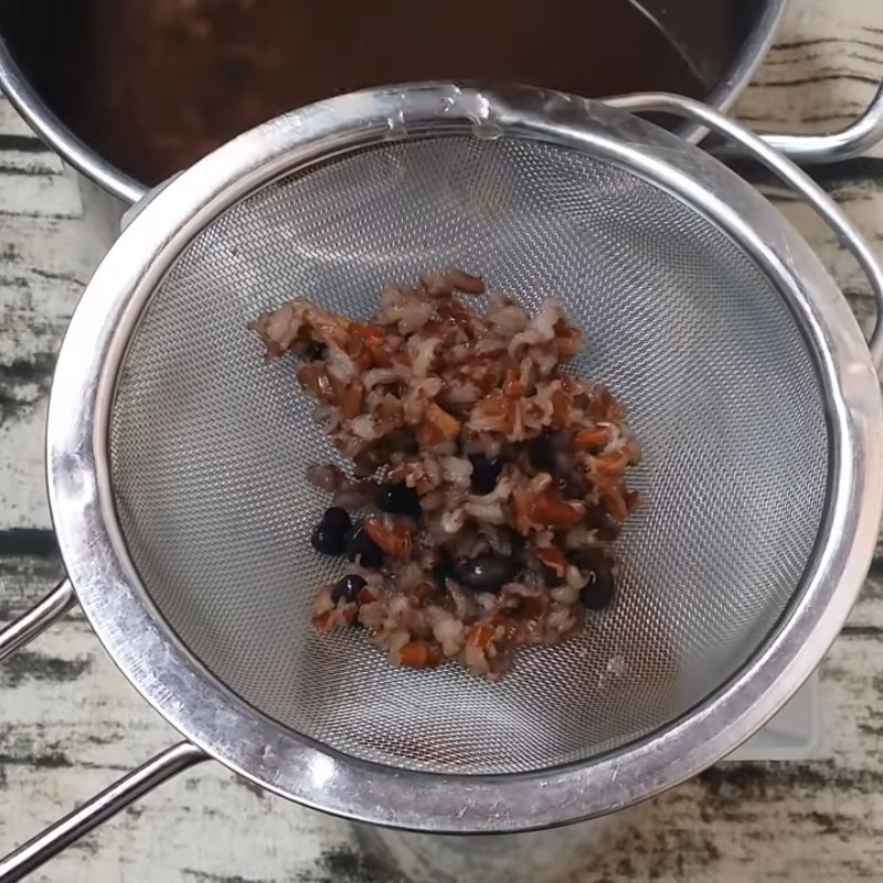 Bước 3 Lọc trà gạo lứt đậu đen Trà gạo lứt đậu đen