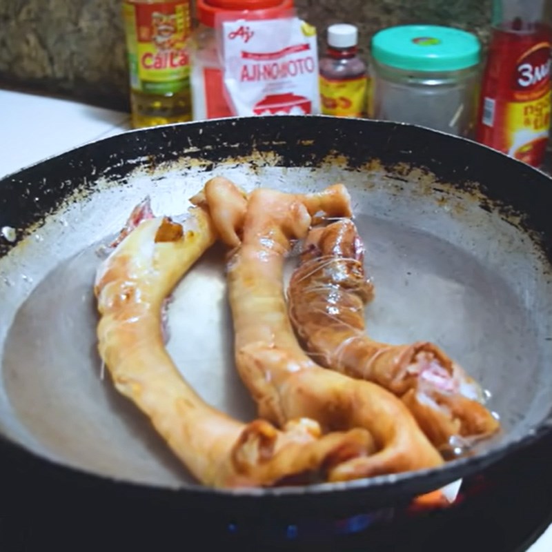 Bước 2 Luộc chân bò Chân bò luộc