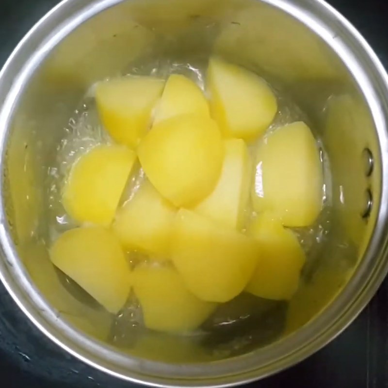 Bước 2 Luộc khoai tây Khoai tây nghiền trộn sữa tươi