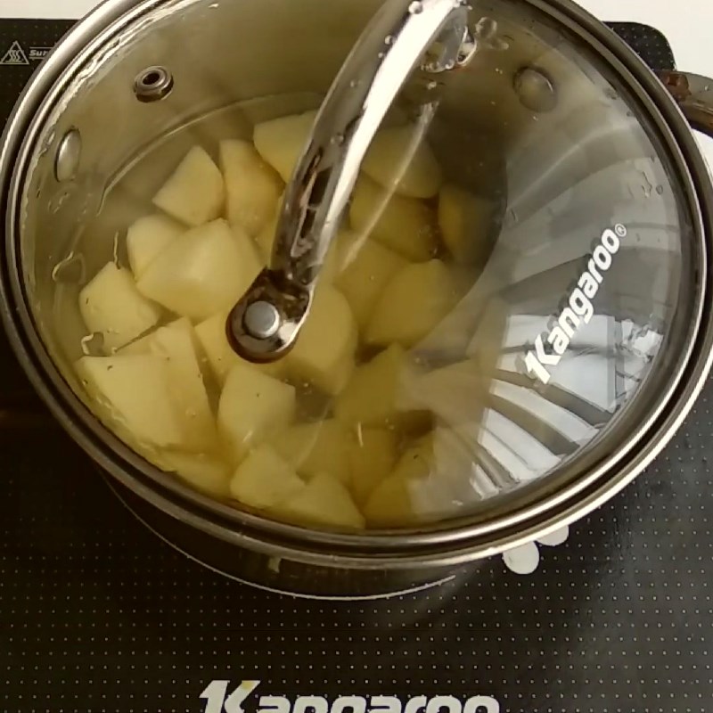 Bước 2 Luộc khoai tây và trứng Khoai tây nghiền với mayonnaise
