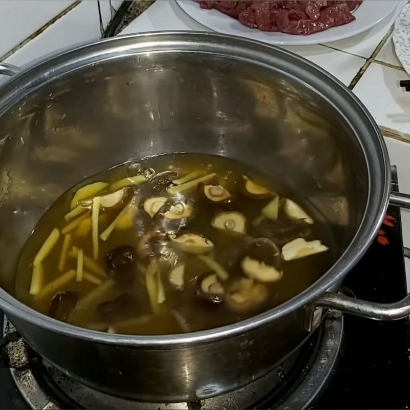 Bước 2 Luộc nấm với thịt bò Bò luộc nấm cuốn cải