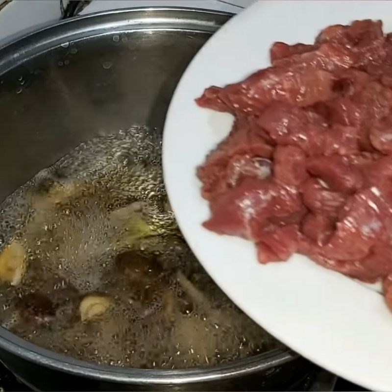 Bước 2 Luộc nấm với thịt bò Bò luộc nấm cuốn cải