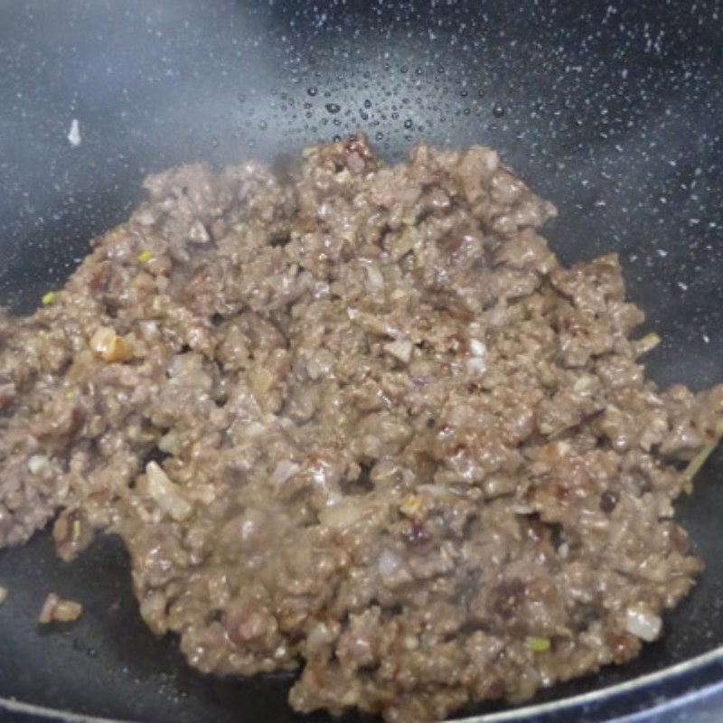 Bước 2 Luộc rau củ và xào bò Trứng cuộn thịt bò rau củ