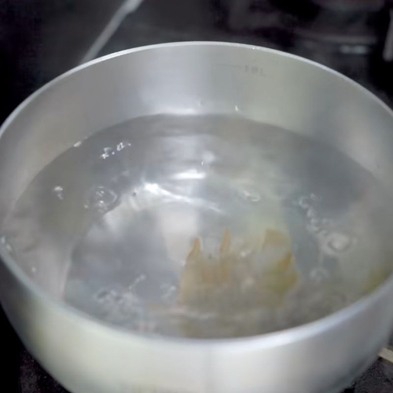 Bước 2 Luộc tôm Mì somen tôm