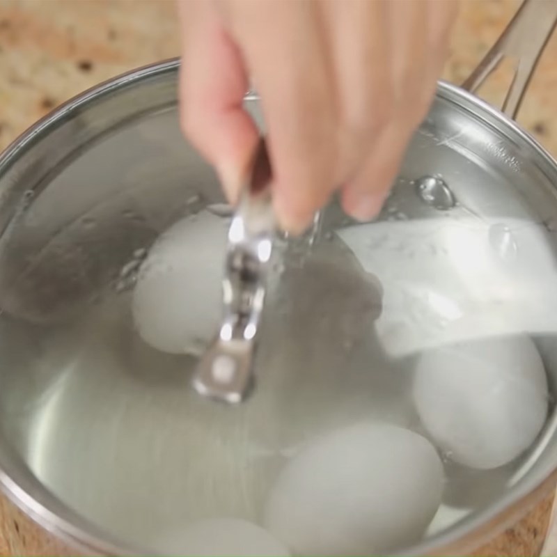 Bước 2 Luộc trứng Onsen tamago (trứng onsen)