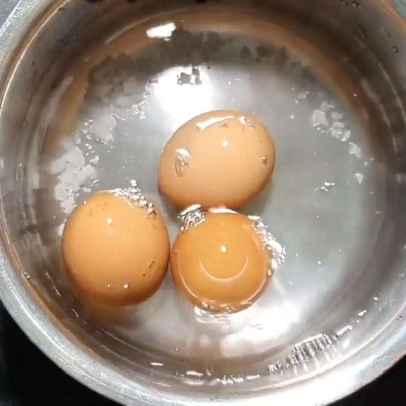 Bước 1 Luộc trứng Trứng kho quẹt tóp mỡ