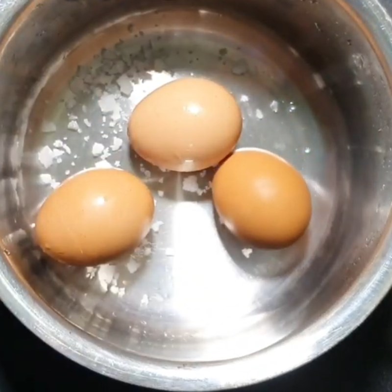 Bước 1 Luộc trứng Trứng kho quẹt tóp mỡ