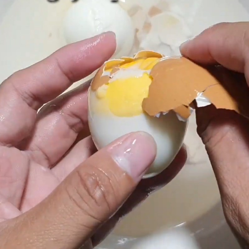 Bước 1 Luộc trứng Trứng kho quẹt tóp mỡ