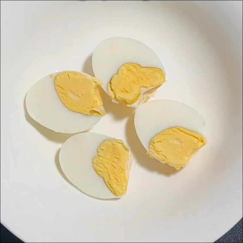 Bước 1 Luộc trứng Trứng kho quẹt tóp mỡ