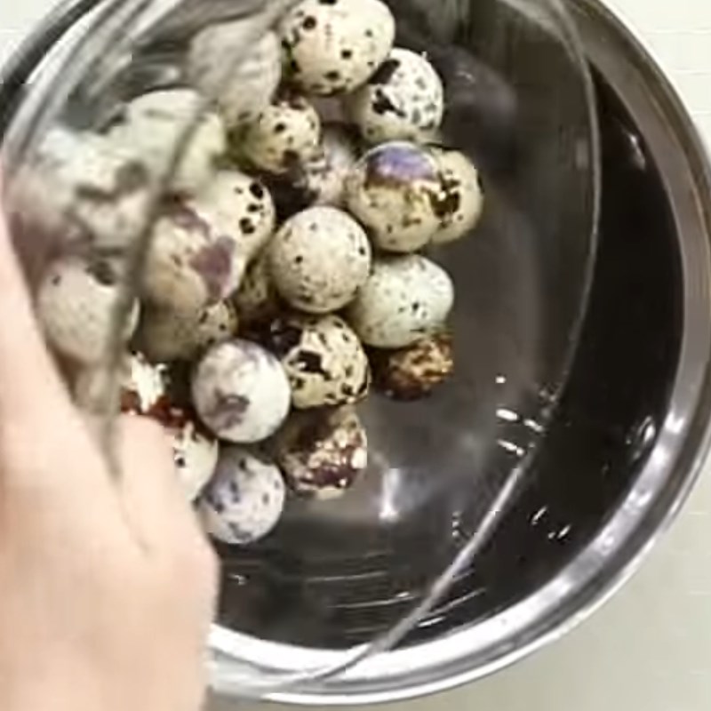Bước 3 Luộc trứng cút Bánh tráng trộn