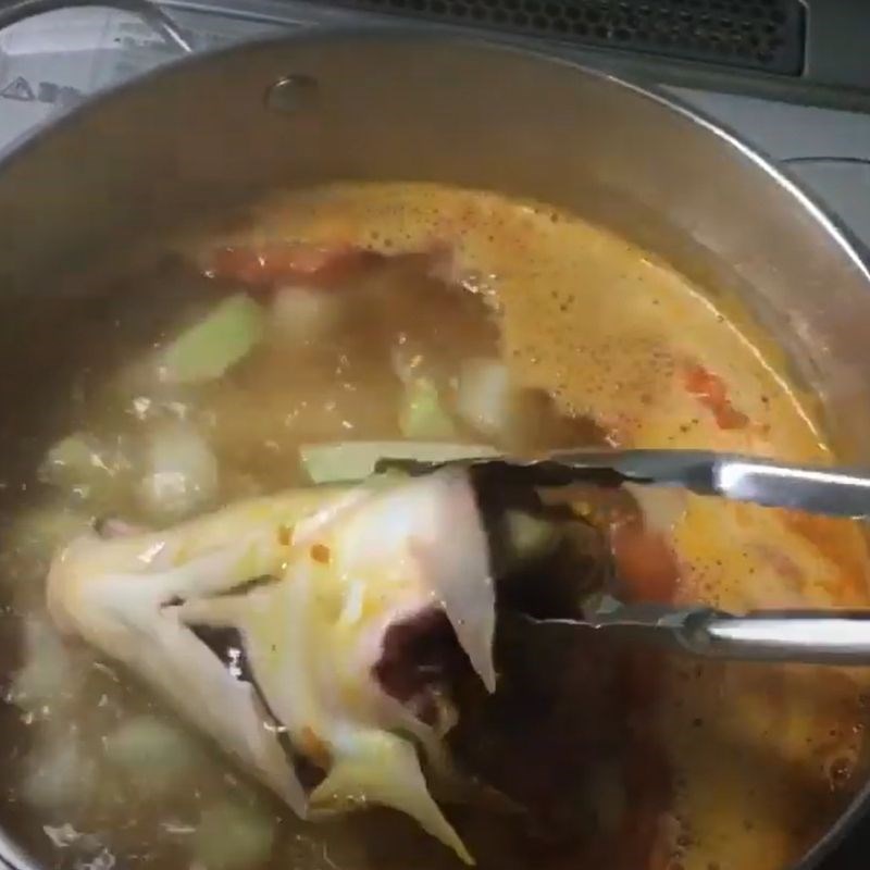 Bước 4 Nấu canh Canh su hào cá chép