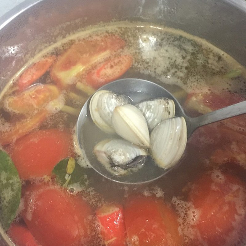 Bước 3 Nấu canh Canh ngao (nghêu) chua cay